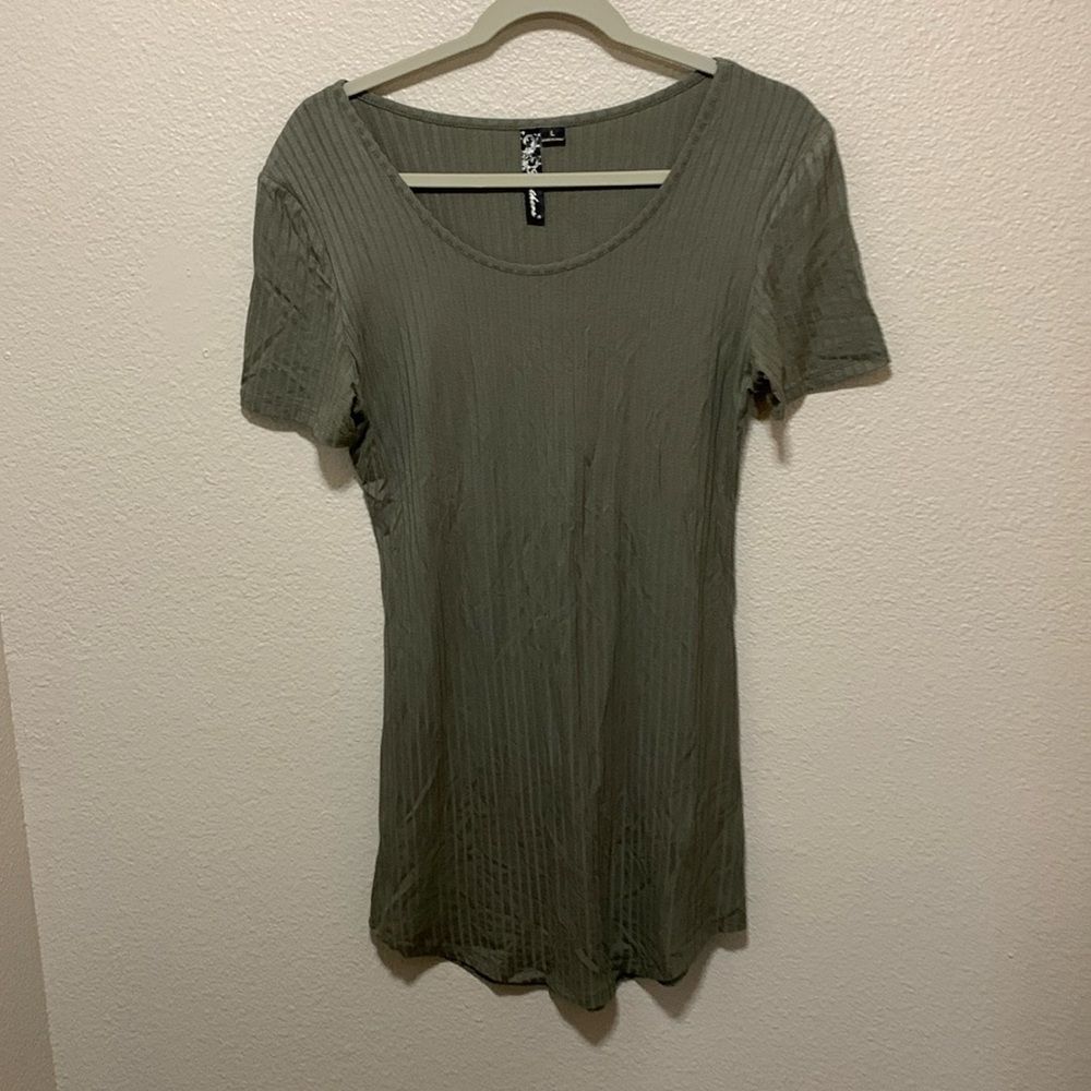 Feathers Women’s Short Sleeved Shirt Size L Green